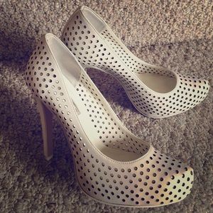 💕White lace-cut leather BCBGeneration pumps!